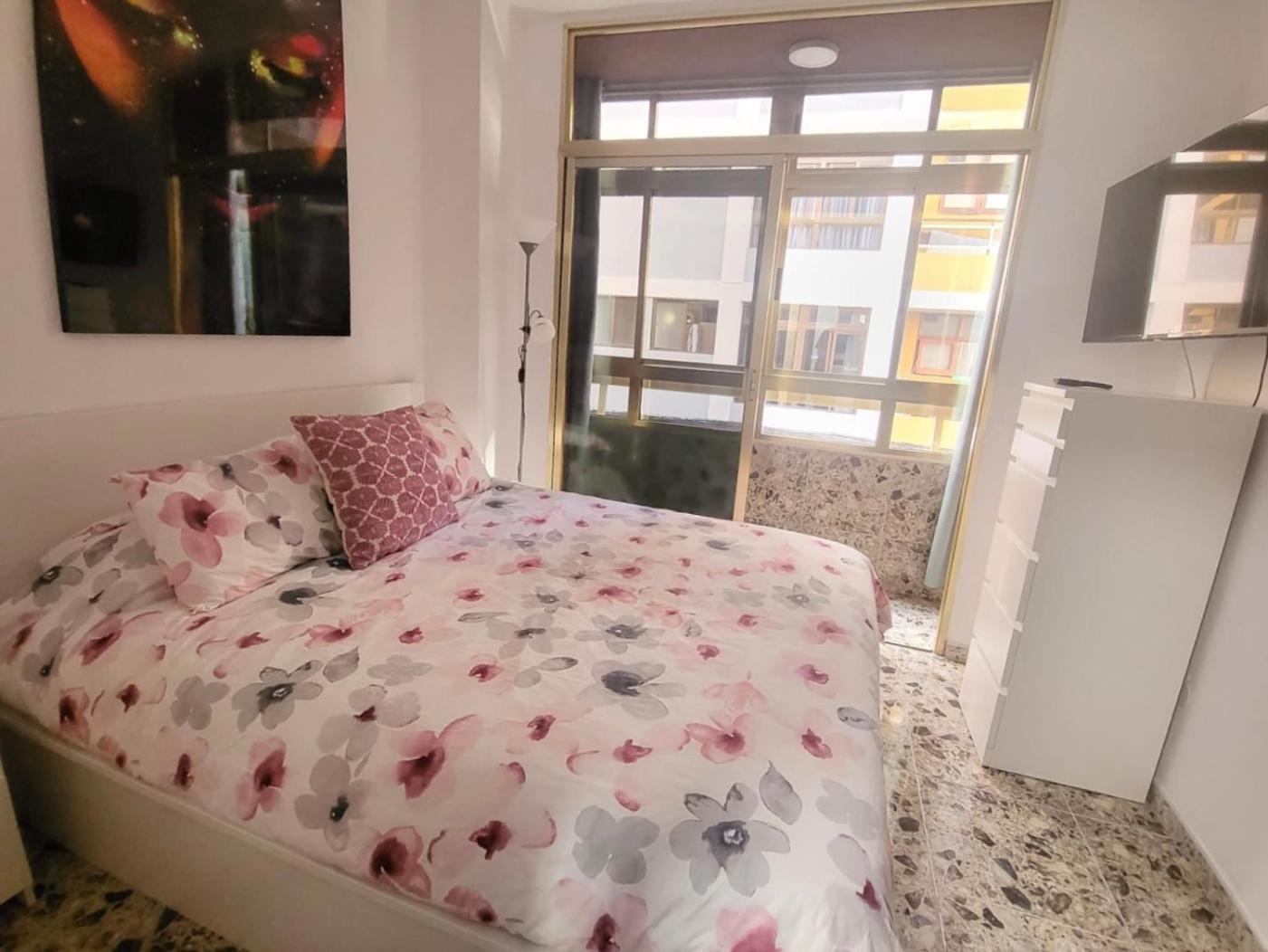 Affordable Holiday Accommodation For Large Families And Groups At Las Canteras Beach With 3 Bedrooms And Free Parking Las Palmas de Gran Canaria Exterior photo