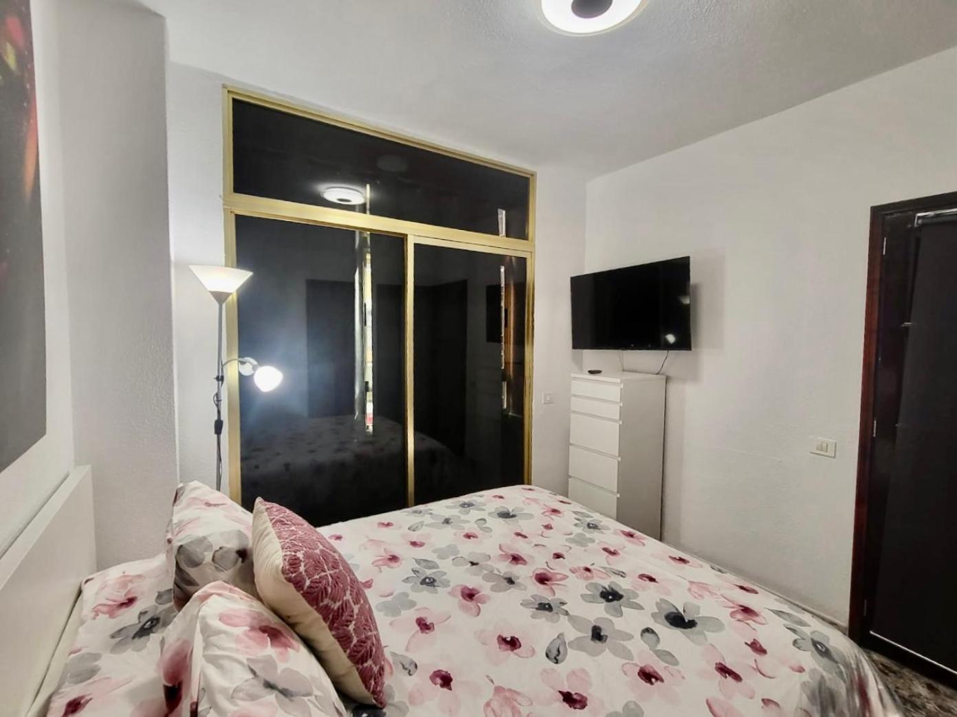 Affordable Holiday Accommodation For Large Families And Groups At Las Canteras Beach With 3 Bedrooms And Free Parking Las Palmas de Gran Canaria Exterior photo